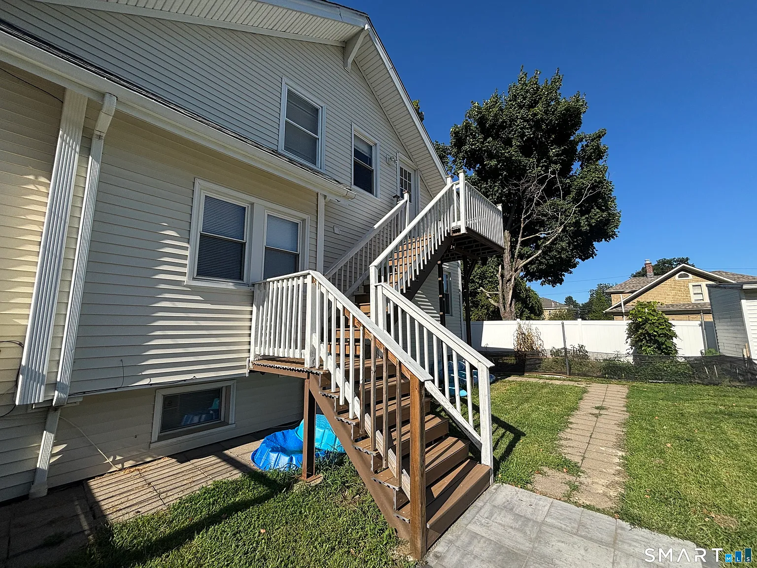 2 bed, 1.0 bath, 1942 sqft, $1,800 — Photo 2