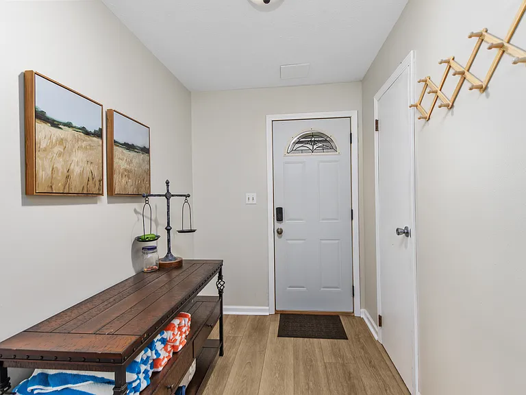 1644 Pennoyer Ave — Photo 11