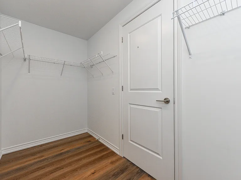 571 Prince Edward Dr N — Photo 17