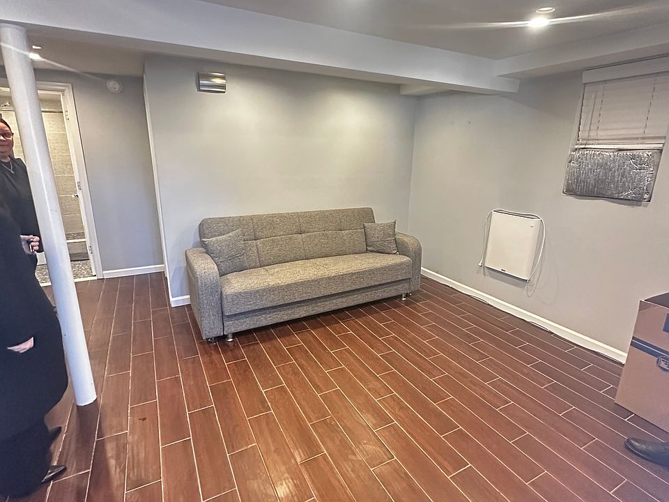 2nd image of 1058 Victory Blvd Floor 1