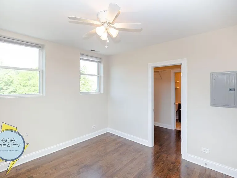 Lincoln Park Renovated Apartments! — Photo 8