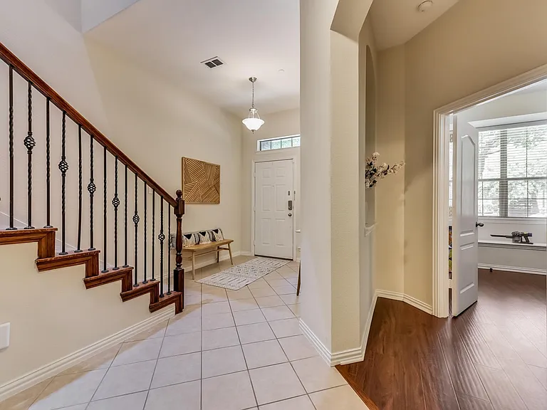 1916 Lantana Ln — Photo 3