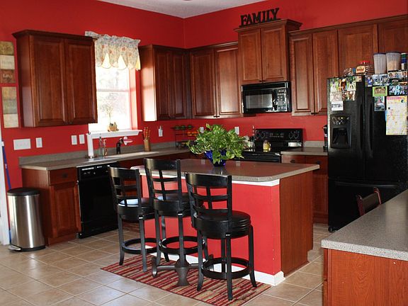 Gourmet Kitchen w/ 42" cabinets
