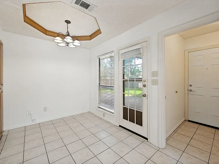 173 Simmons Dr — Photo 2