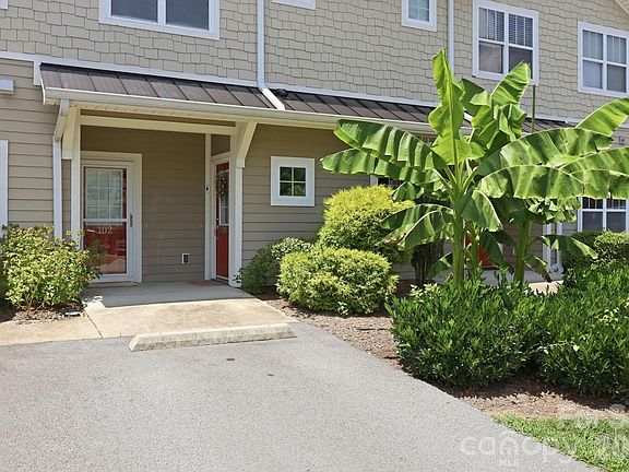 3rd image of 123 Foxden Dr #202