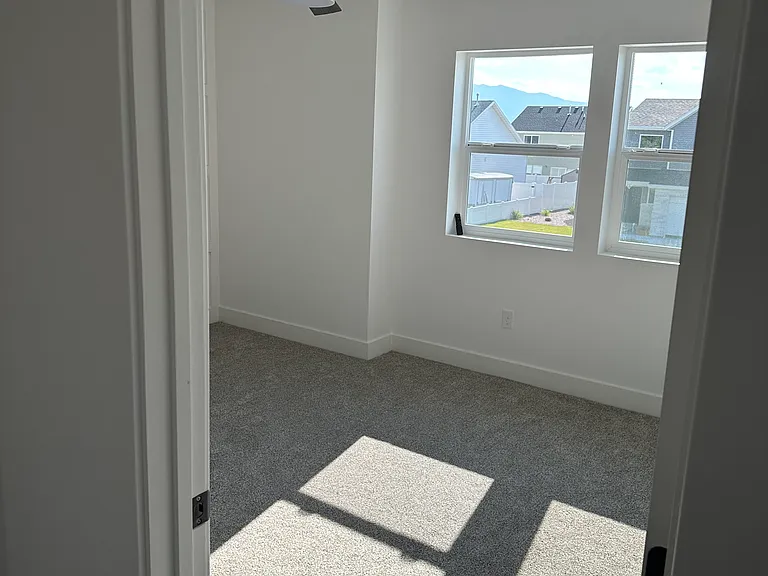 1886 N 250 W — Photo 10
