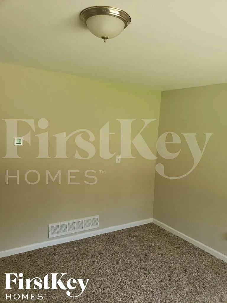 3 bed, 2.0 bath, 1025 sqft, $1,555 — Photo 2