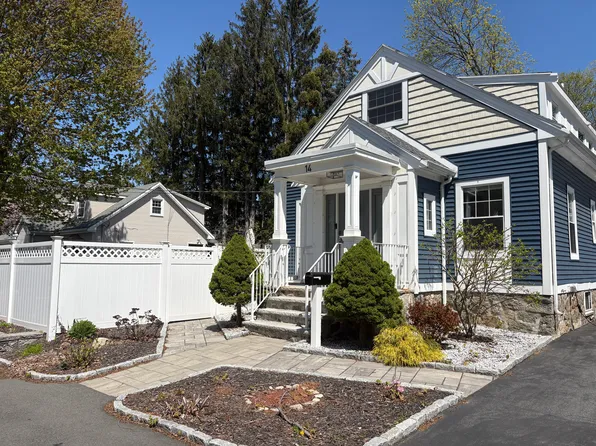 14 Fairview Rd, Lynnfield, MA 01940