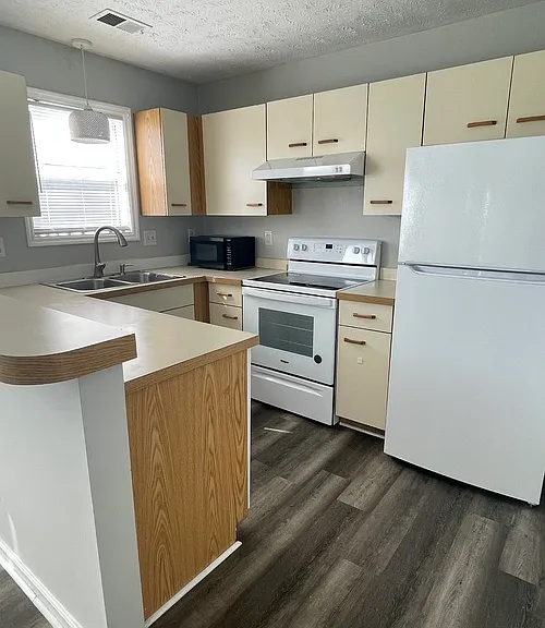 942 Stewarts Creek Dr #9 — Photo 2
