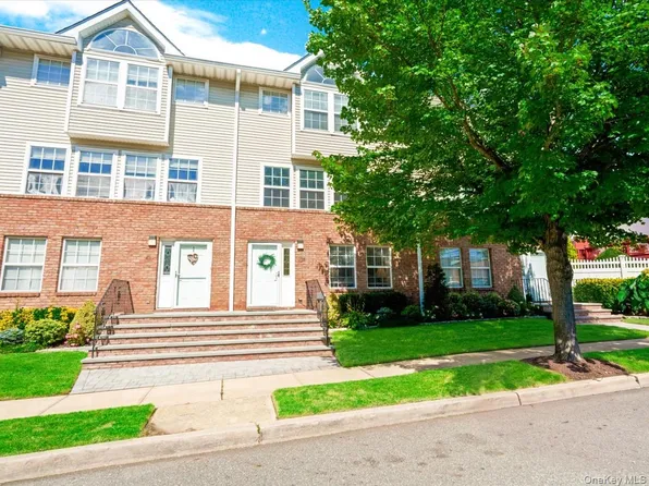 208 Hendrick Avenue E, Glen Cove, NY 11542