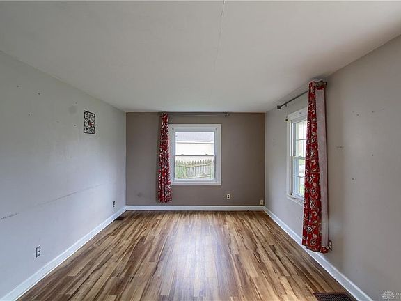 3rd image of 429 Park Dr