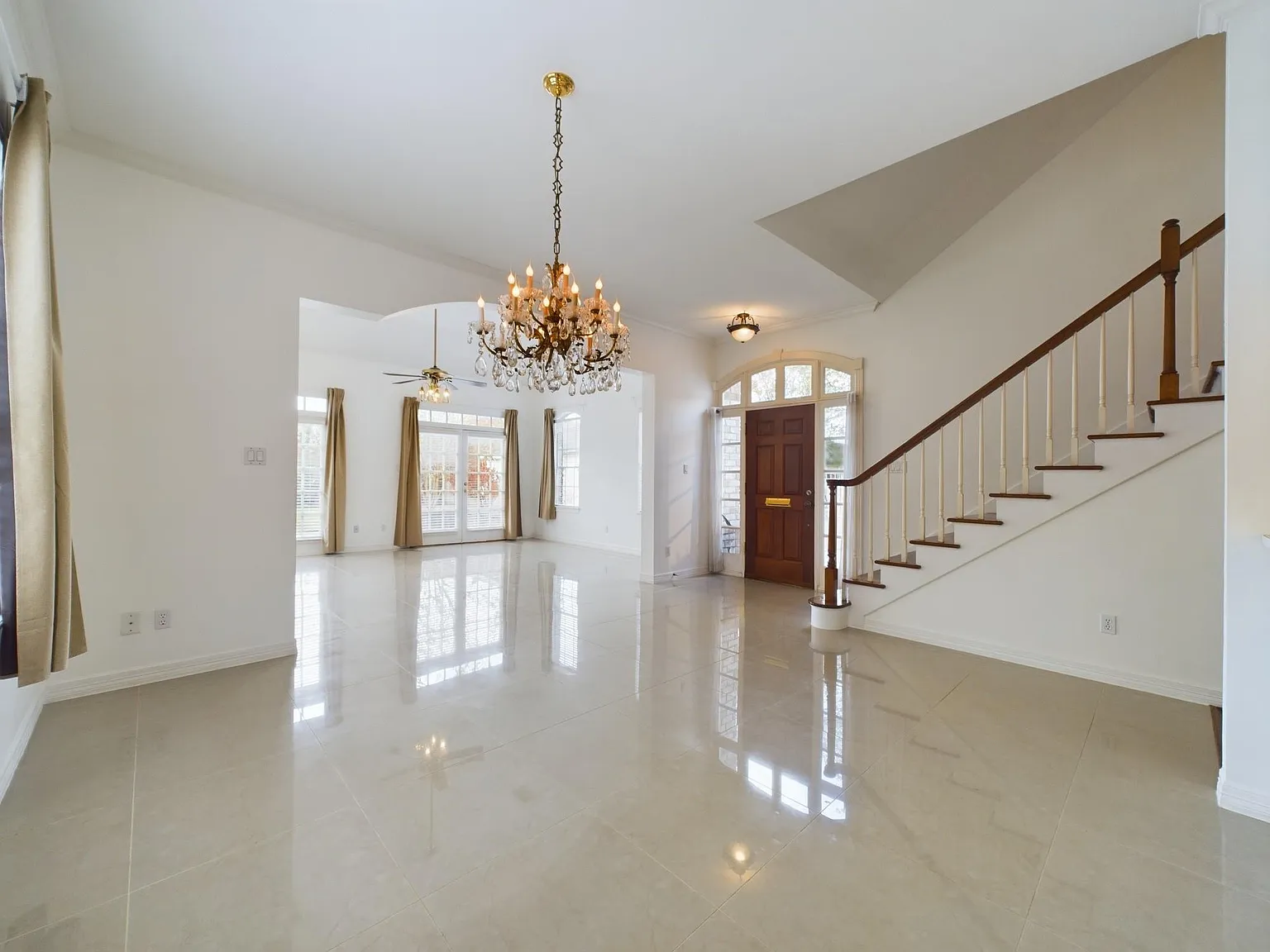 4 bed, 2.5 bath, 2400 sqft, $3,950 — Photo 4