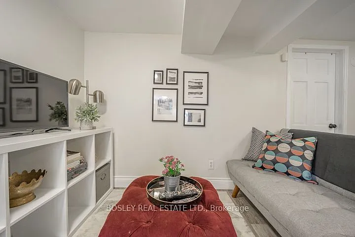 15 Manor Rd E #BASEMENT — Photo 8