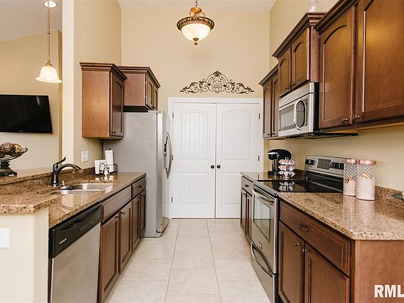 4th image of 4530 N Thornhill Dr