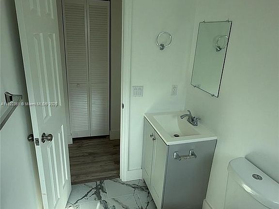 5th image of 935 Jefferson Ave APT 11