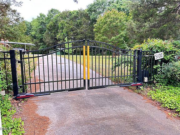 4th image of 5100 Castlebrook Dr
