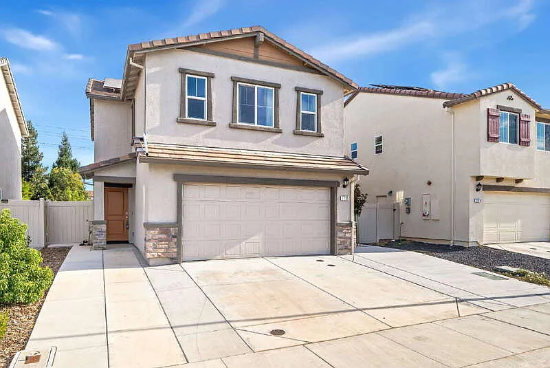 3 bed, 2.5 bath, 1567 sqft, $2,845 — Photo 2