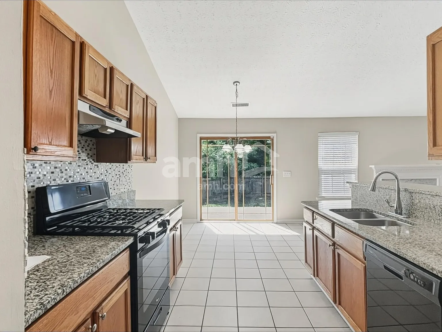 3 bed, 2.0 bath, 1816 sqft, $2,220 — Photo 4