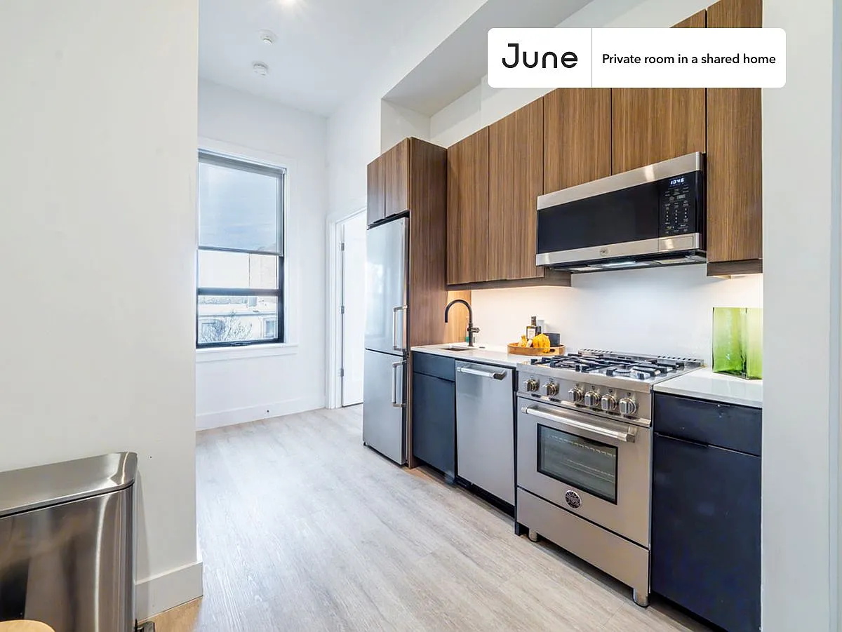 Queen bedroom in 4 bed/2 bath home in Dupont Circle #1902 C — Photo 4
