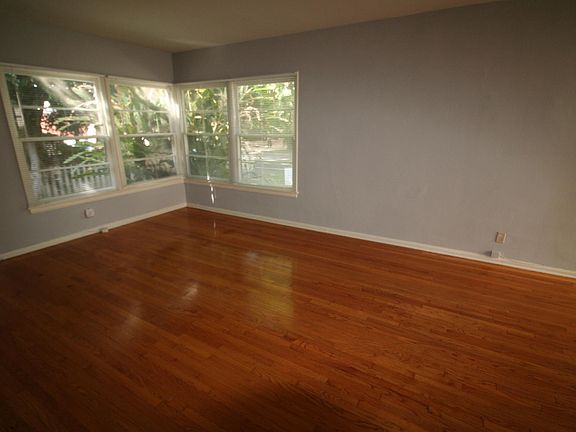 3rd image of 1122 N Fuller Ave