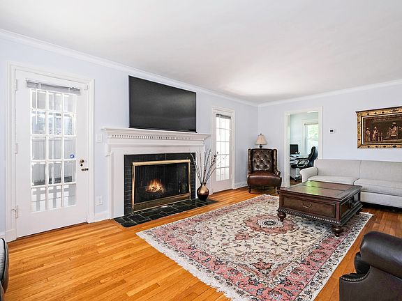 3rd image of 11 Roosevelt Pl