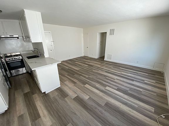 2nd image of 833 S Plymouth Blvd APT 6