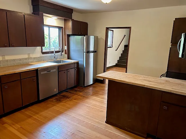 1116 Commercial St — Photo 4