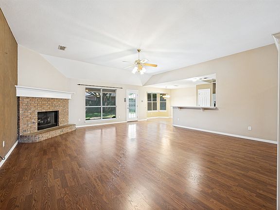 2nd image of 816 Willow Ct