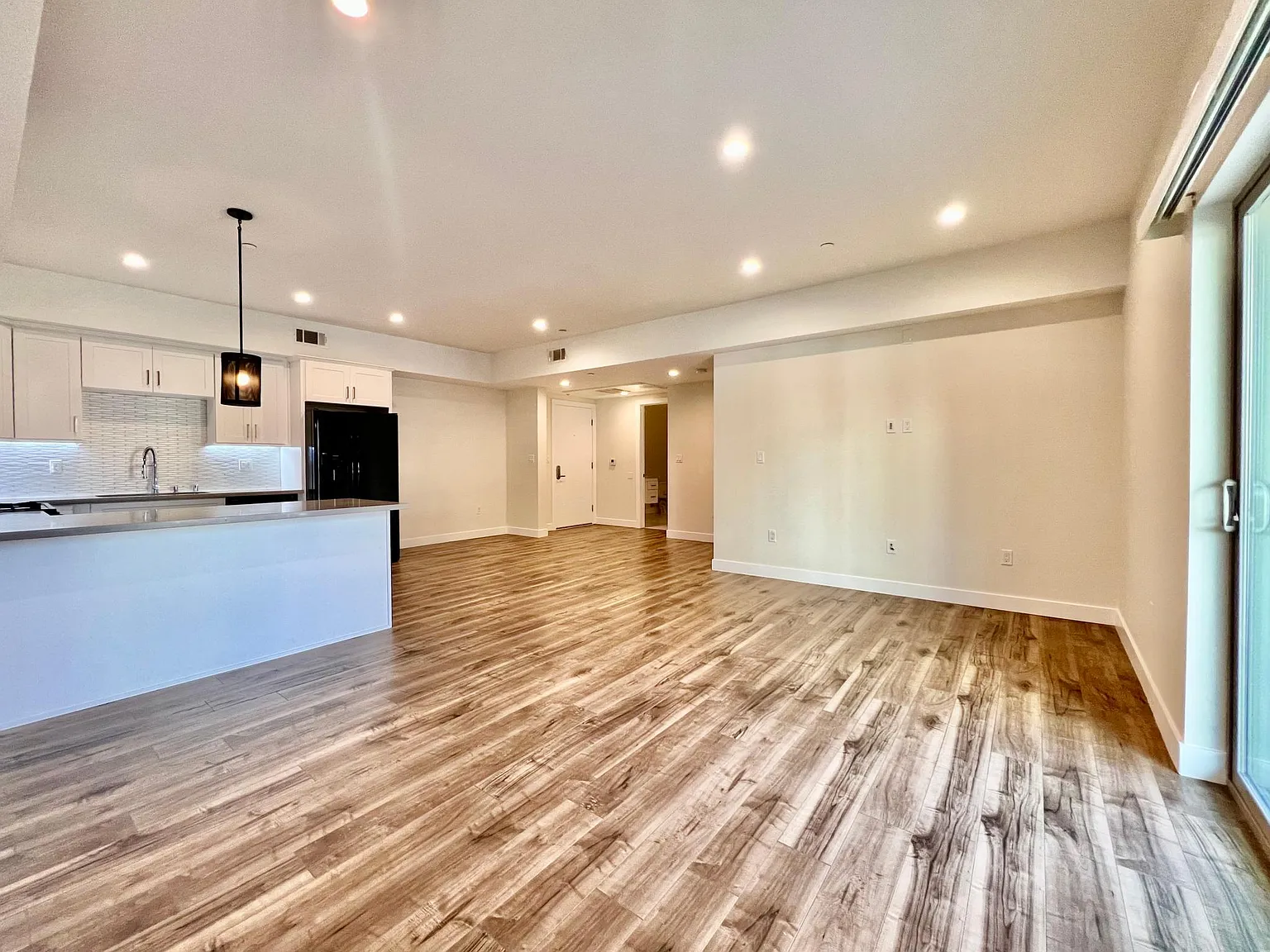 1 bed, 1000 sqft, $2,695 — Photo 2