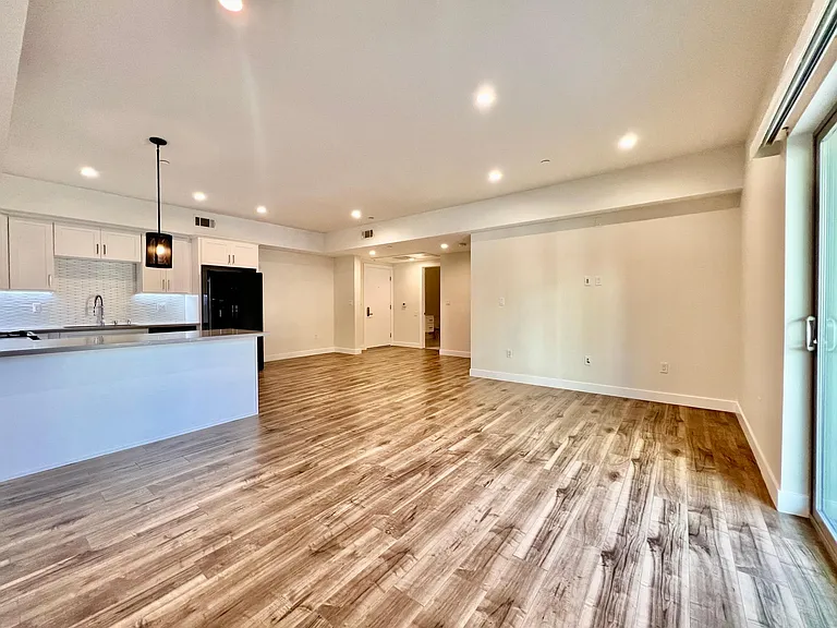 340 N Oxford Ave #202 — Photo 9