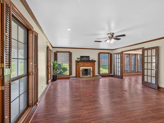 3rd image of 121 Deer Ln