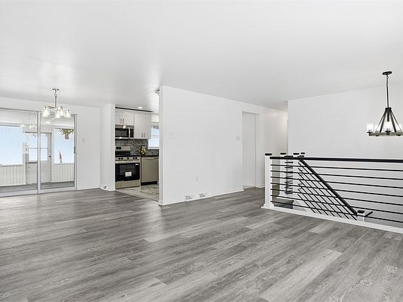 3rd image of 221 Bainbridge Dr