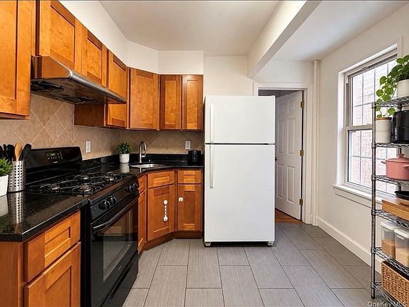 3rd image of 108-38 37th Avenue