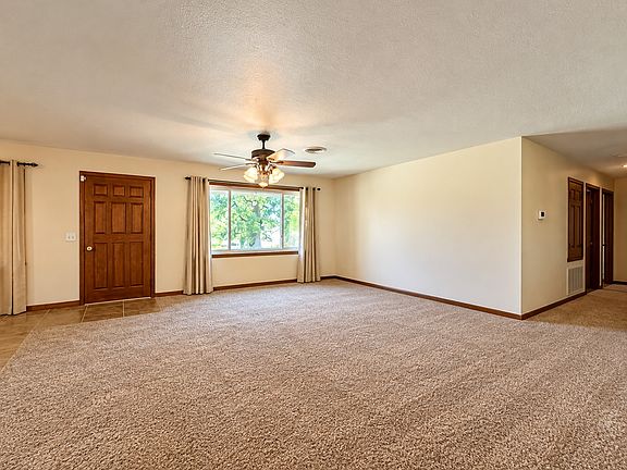 5th image of 121 Gilbert Dr