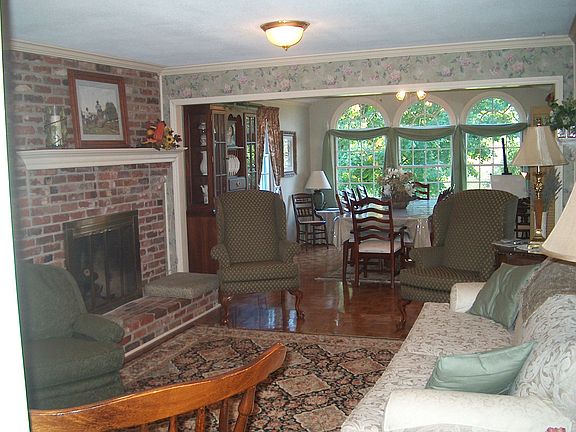 LIVING / DINING ROOM