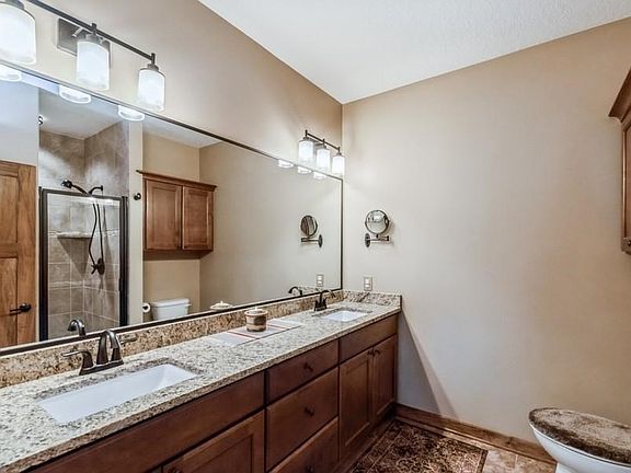 5th image of 512 NW Country Club Ln