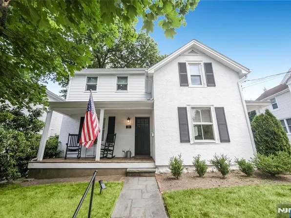 22 Center St, Midland Park, NJ 07432
