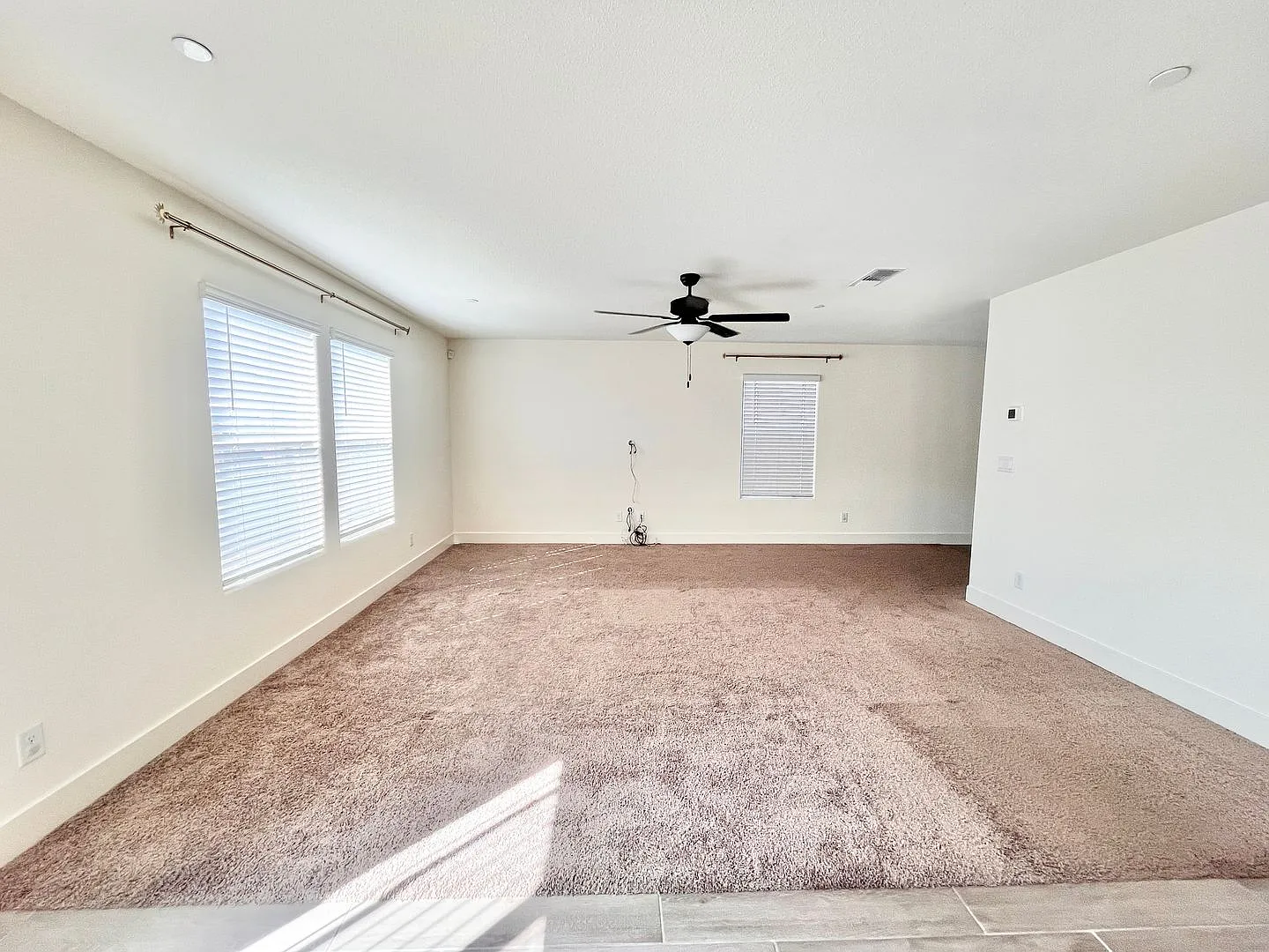 Reduced! Spacious, Modern 4-Bedroom 2.5 Bath Home Plus Den, Prime Location! With Solar! — Photo 4