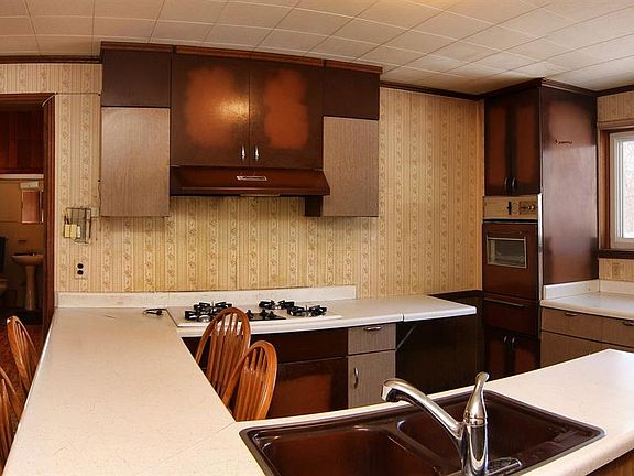4th image of 40 Houlton School Cir