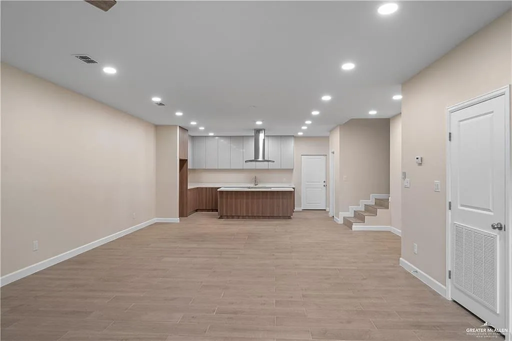 3 bed, 2.5 bath, 2022 sqft, $2,300 — Photo 3
