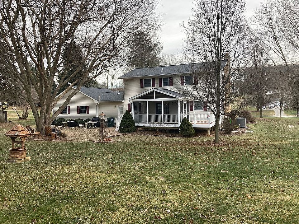 2nd image of 704 Lake Dr
