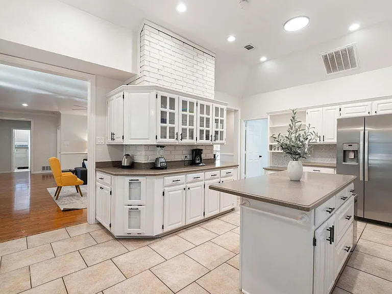 7701 Ridgeway Ct — Photo 9