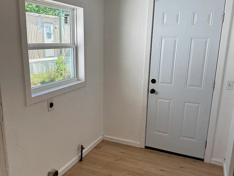 1055 S Park St — Photo 12
