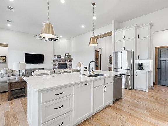 5th image of 417 Maybury Dr