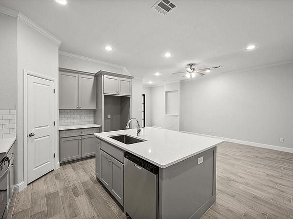 5th image of 2361 Park Dr