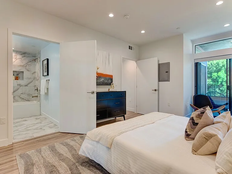 338 N Mariposa Ave — Photo 34