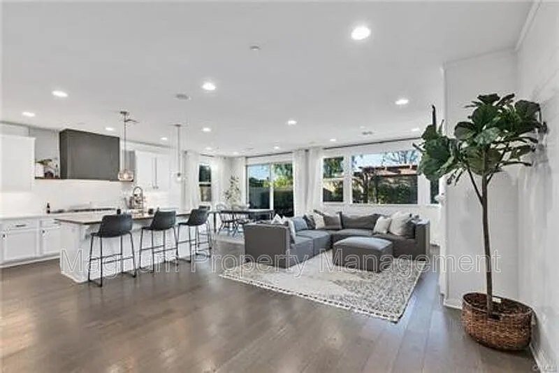 4 bed, 4.0 bath, 2402 sqft, $3,995 — Photo 4