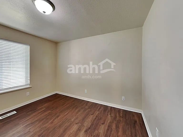 1444 S 50 W — Photo 11