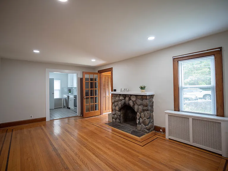 31 Spring Valley Ave — Photo 6