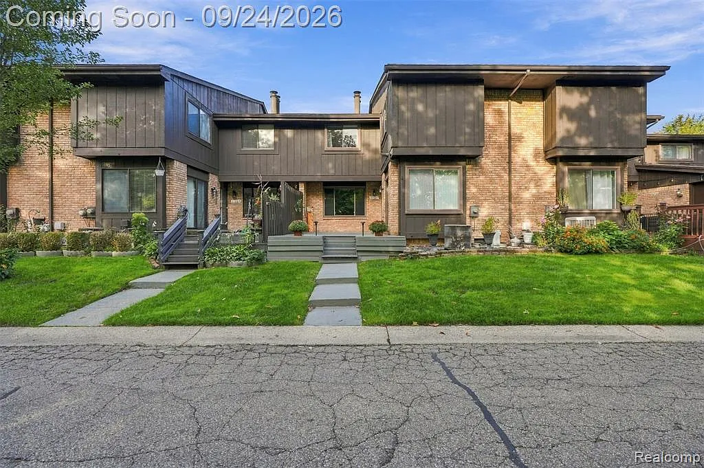 37327 Golfview Dr — Photo 1